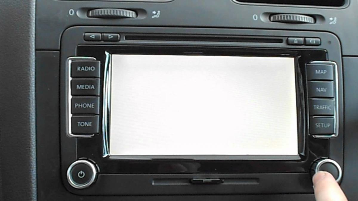 Solución a la avería de pantalla blanca en el navegador RNS-510